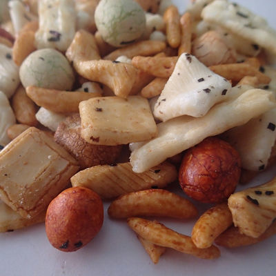 購入 澱粉の上塗を施してあるピーナツが付いている日本の焼かれた米のクラッカーの米のクラッカーの組合せ online manufacture