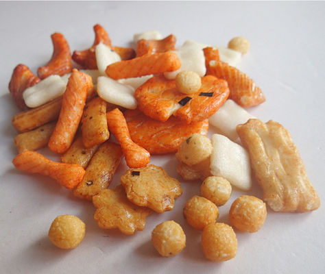 購入 中国OEMの甘い日本の米のクラッカーは米のクラッカーの軽食を混合する online manufacture