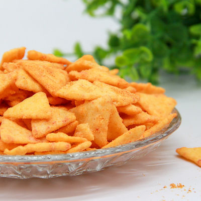 購入 普及した軽食の三角形のトウモロコシの米のクラッカー シャキッとしたOEMはビスケットに風味を付けた online manufacture