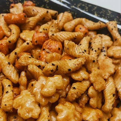 良い値段 日本の卸し売りカスタマイズされた米のクラッカーの海藻米のクラッカーの軽食 オンライン