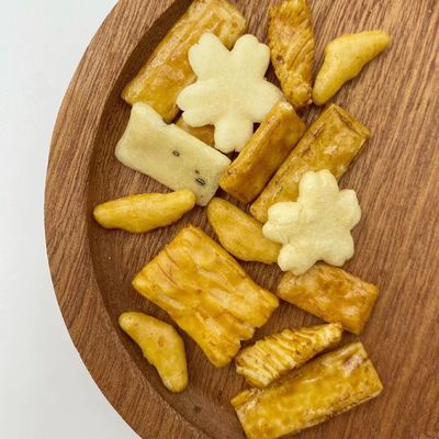 良い値段 醤油のシャキッとした米のクラッカー オンライン