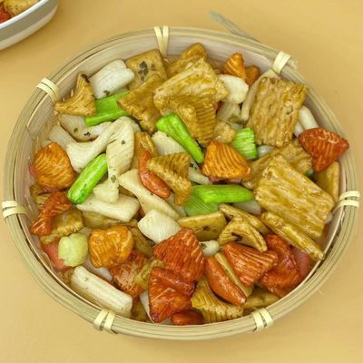 混合される日本のタイ様式の海藻米のクラッカーの軽食