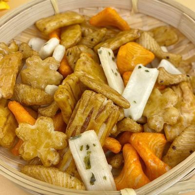 倍数は米のクラッカーの海藻日本の組合せの米のクラッカーを形づける