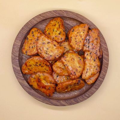 シャキッとした米のクラッカーの海藻カレーの唐辛子の黒胡椒の味の軽食は揚がった