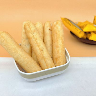 オイルはMouthwatering塩味の卵黄の味と吹かれた軽食を注ぎこんだ