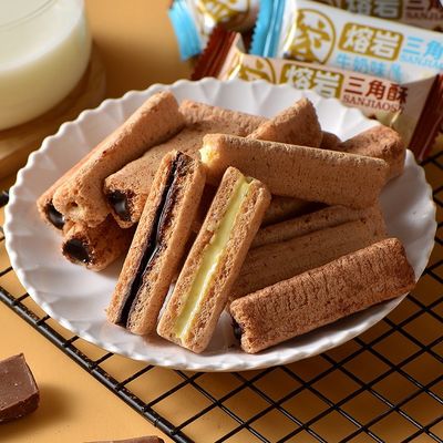 幸せなSnacking暗いチョコレートおよびミルクの米のポン菓子のクラッカーの軽食